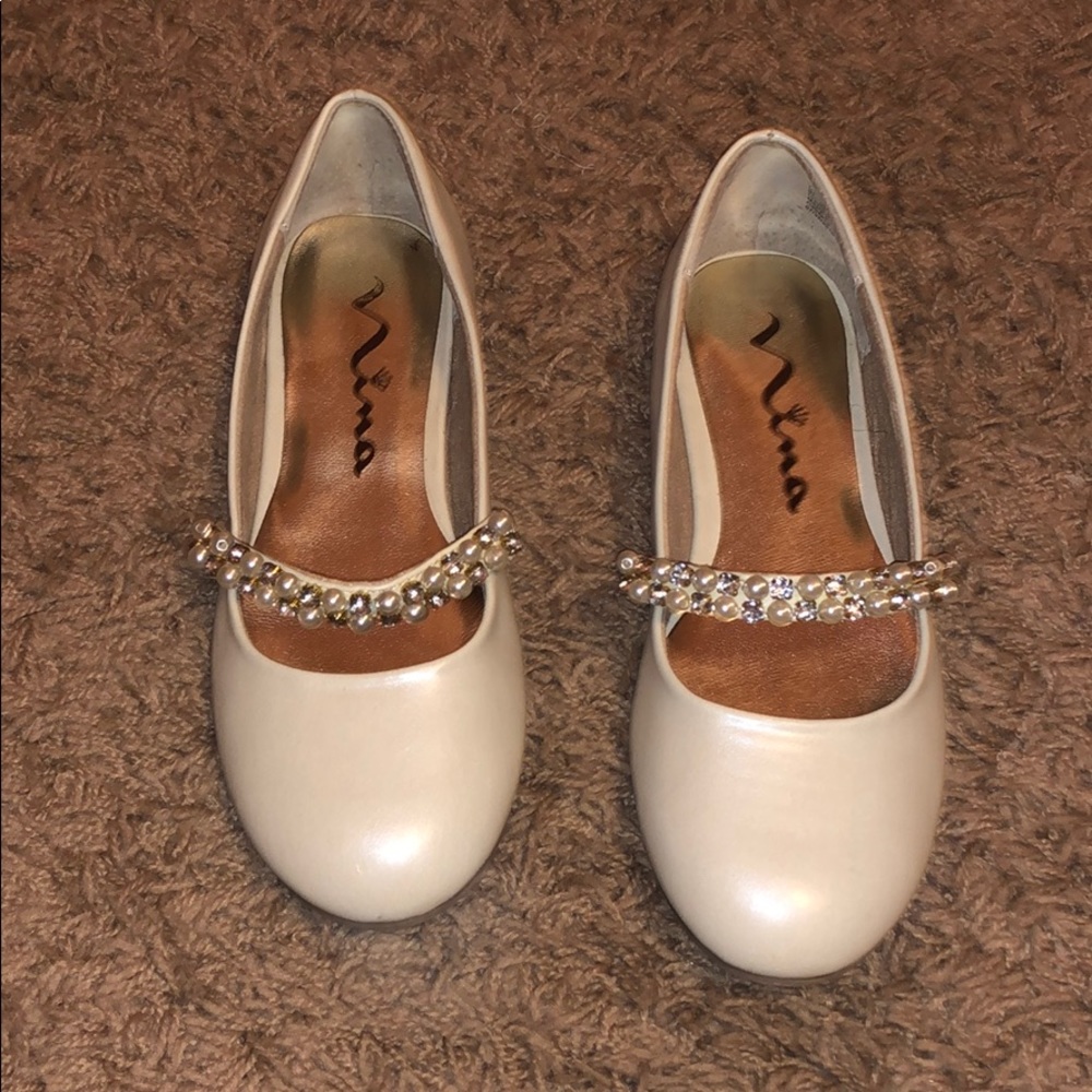 Girl’s Nina cream dress shoes, size 1
